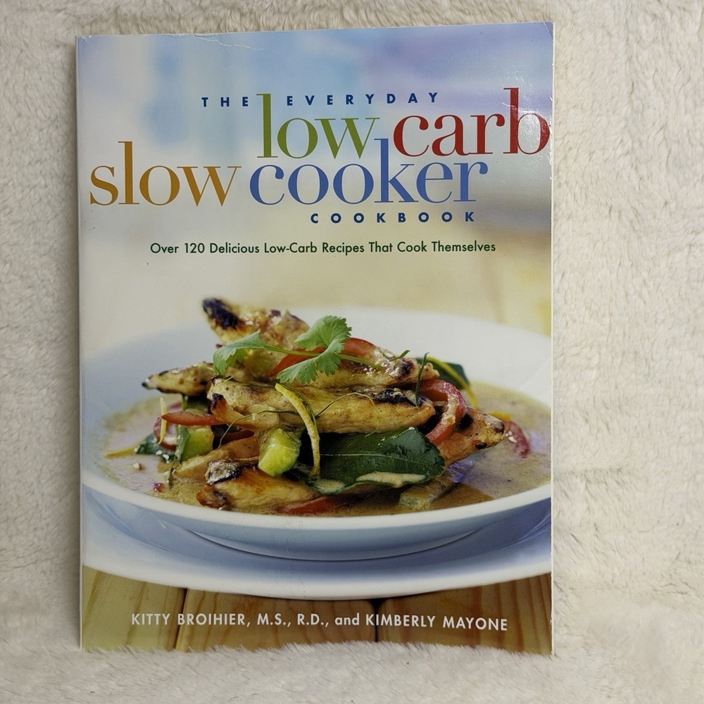 The Everyday Low-Carb Slow Cooker Cookbook: Over 120 Delicious Low-C - VERY GOOD